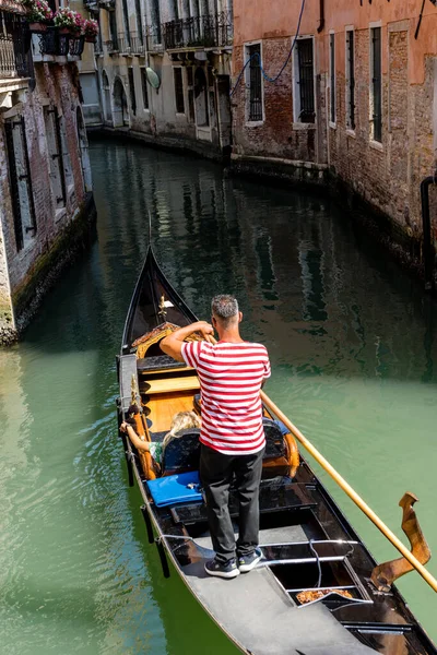 Ιταλία Βενετία Γκοντόλιερ Πλέουν Μια Γόνδολα Κοντά Στο Σαν Μόιζ — Φωτογραφία Αρχείου