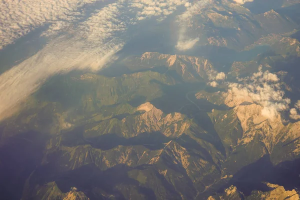 유럽의 비행기 창문에서 오스트리아 알프스산맥의 눈덮인 — 스톡 사진