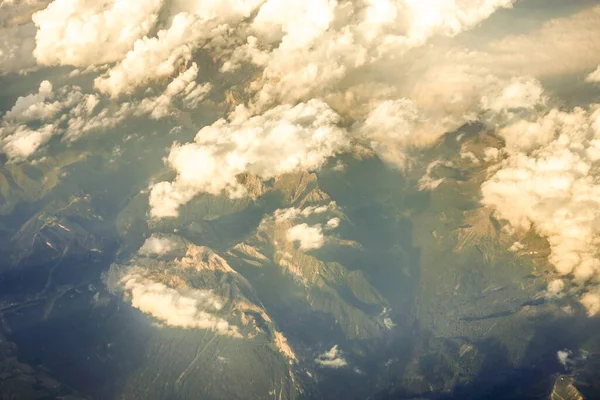Хмари Над Снігом Вкриті Австрійськими Альпами Які Видно Вікна Літака — стокове фото