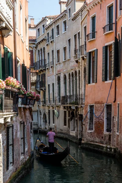 Italie Venise Gondolier Naviguant Gondole Près San Moise Sur Canal — Photo