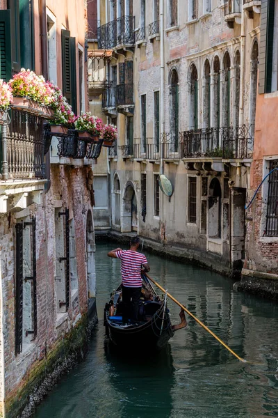 Ιταλία Βενετία Γκοντόλιερ Πλέουν Μια Γόνδολα Κοντά Στο Σαν Μόιζ — Φωτογραφία Αρχείου