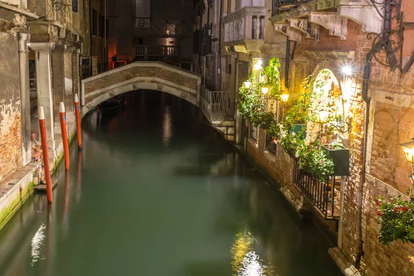 Ευρώπη Ιταλία Βενετία Βενετσιάνικο Γκέτο Γεφυρα Καναλι Αμιντ Κτιρια Νυχτα — Φωτογραφία Αρχείου