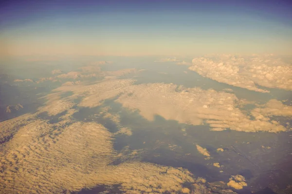 从飞机窗口看到的覆盖着积雪的乌云覆盖了奥地利阿尔卑斯山 — 图库照片