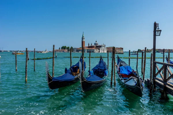 Gondolas Förtöjd Markusplatsen Med San Giorgio Maggiore Kyrka Bakgrunden Venedig — Stockfoto