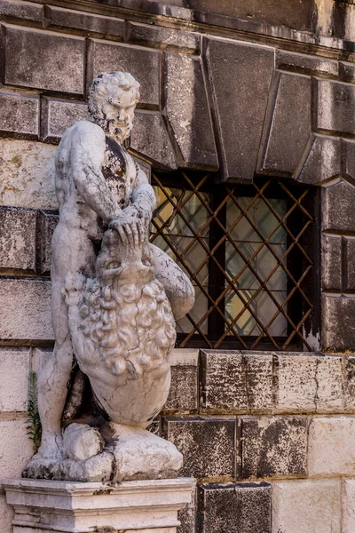 Europa Italia Venezia Una Statua Davanti Edificio Mattoni — Foto Stock