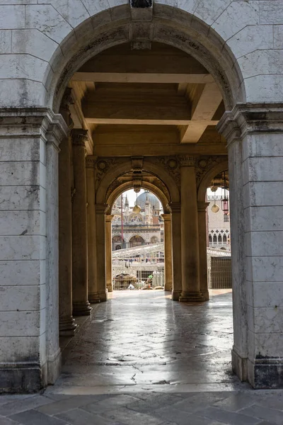 Avrupa Talya Venedik Bir Binanın Önünde Büyük Taş Bir Heykel — Stok fotoğraf