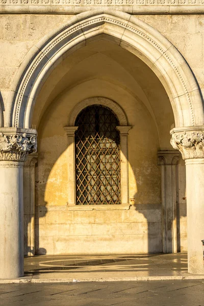 Italië Venetië Een Raam Onder Oude Boog — Stockfoto