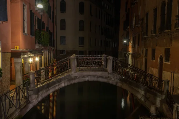 Italien Venedig Eine Lange Brücke Über Einen Kanal Einer Stadt — Stockfoto