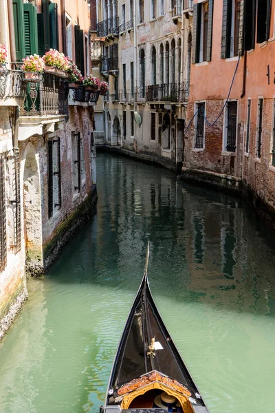 Italie Venise Gondole Parcourant Les Canaux Étroits — Photo