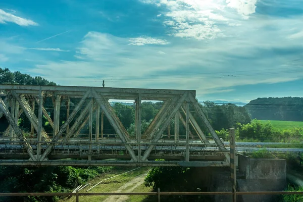 意大利 罗马到佛罗伦萨的火车 一座横跨水体的桥 — 图库照片