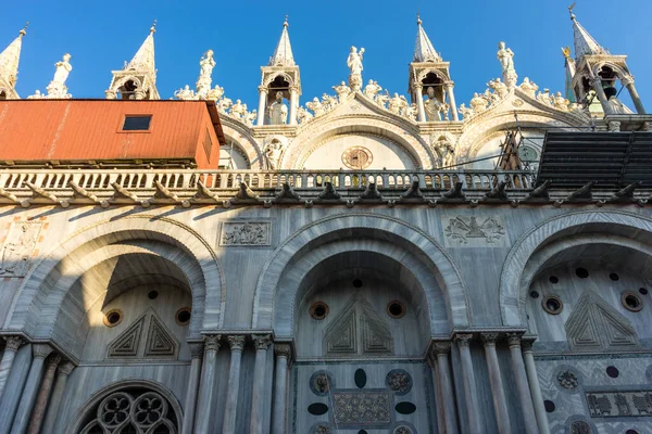 Europa Itália Veneza Basílica São Marcos Uma Igreja Com Relógio — Fotografia de Stock