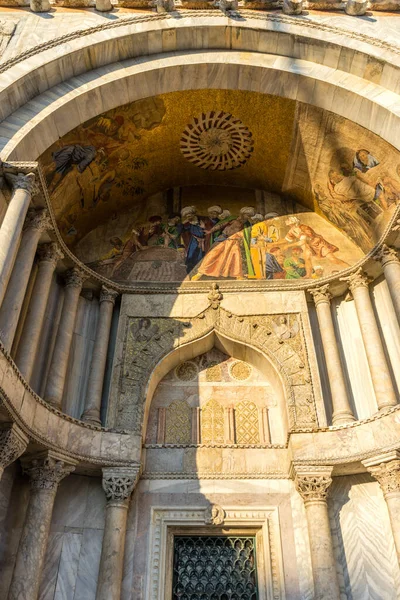 Europa Itália Veneza Basílica São Marcos Baixa Vista Esculpura Construção — Fotografia de Stock