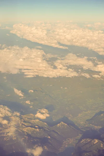 Nubes Sobre Montañas Austríacas Cubiertas Nieve Vistas Desde Una Ventana —  Fotos de Stock