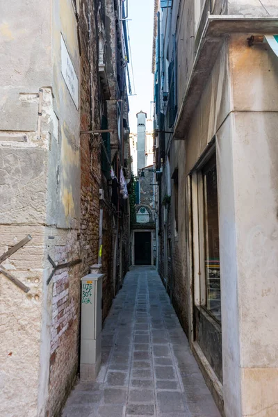ヨーロッパ イタリア ヴェネツィア 歩道に標識がある石造りの建物 — ストック写真