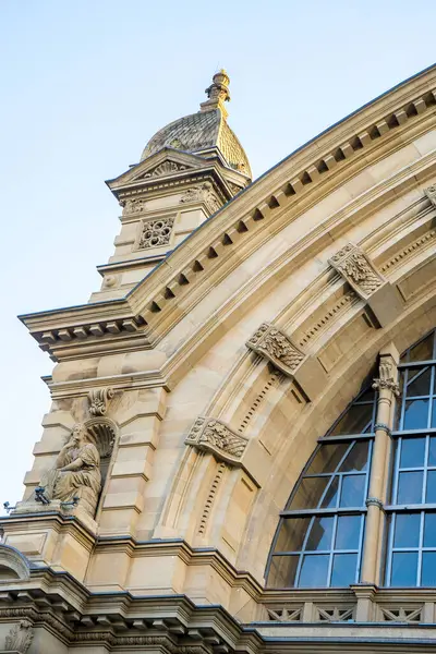 Duitsland Frankfurt Een Standbeeld Voor Een Gebouw — Stockfoto