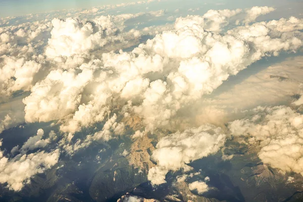 Chmury Nad Ośnieżonymi Alpami Austriackimi Widziane Okna Samolotu Europa — Zdjęcie stockowe