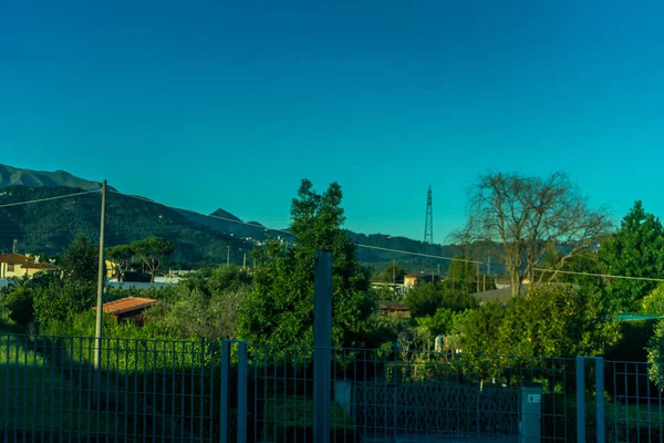 意大利郊区列车比萨Riomaggiore 一个区域围栏 — 图库照片