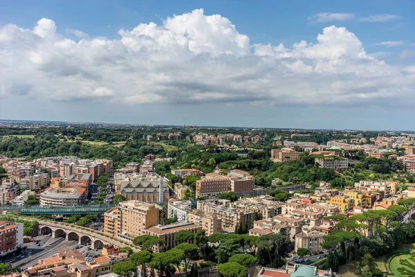 罗马城市景观 从梵蒂冈城花园的圣彼得广场大殿的顶部看全景 — 图库照片