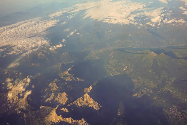 Felhők Hóval Borított Osztrák Alpok Felett Hegyek Egy Repülőgép Ablakából — Stock Fotó