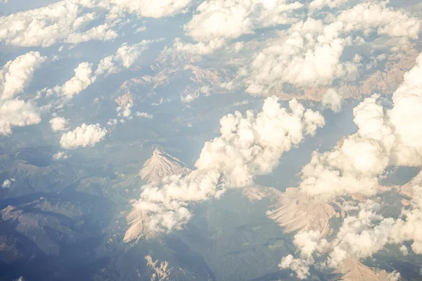 Nubes Sobre Montañas Austríacas Cubiertas Nieve Vistas Desde Una Ventana —  Fotos de Stock