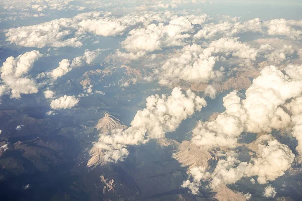 Nuages Sur Des Alpes Autrichiennes Enneigées Vues Depuis Une Fenêtre — Photo