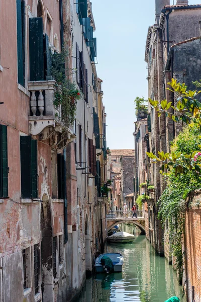 Europa Italia Venecia Una Calle Ciudad Estrecha Con Edificios Antiguos — Foto de Stock