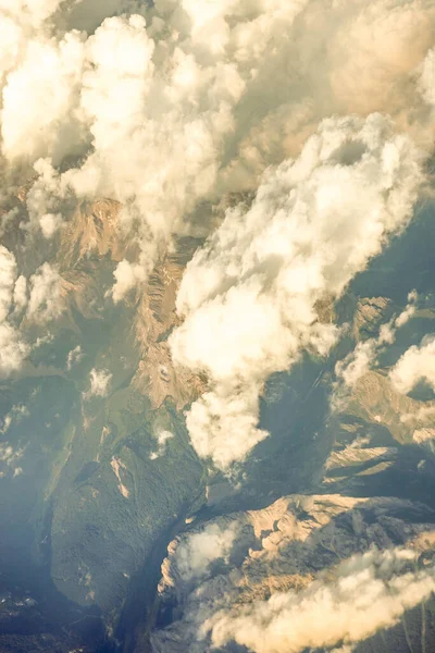 Moln Över Snöklädda Österrikiska Alperna Sett Från Ett Flygplansfönster Europa — Stockfoto