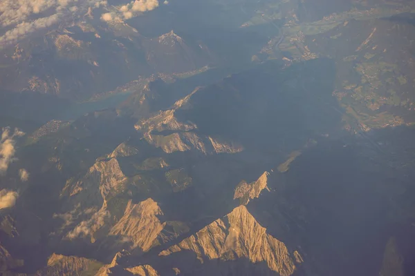 Nuages Sur Des Alpes Autrichiennes Enneigées Vues Depuis Une Fenêtre — Photo