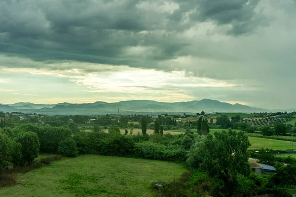Европа Италия Рим Флоренцию Поезд Большое Зеленое Поле Облаками Небе — стоковое фото