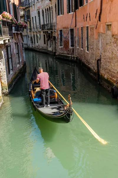 Italie Venise Gondolier Naviguant Gondole Près San Moise Sur Canal — Photo