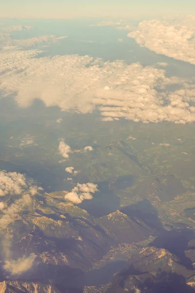 Nubes Sobre Montañas Austríacas Cubiertas Nieve Vistas Desde Una Ventana —  Fotos de Stock