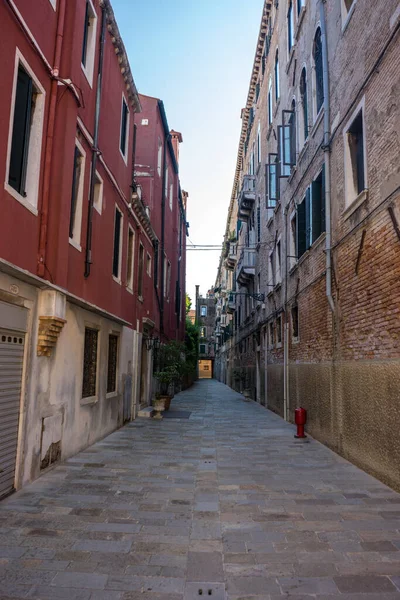 ヴェネツィア イタリアの狭い通り — ストック写真