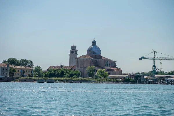 Europa Italia Venecia Gran Cuerpo Agua Con Una Ciudad Fondo — Foto de Stock