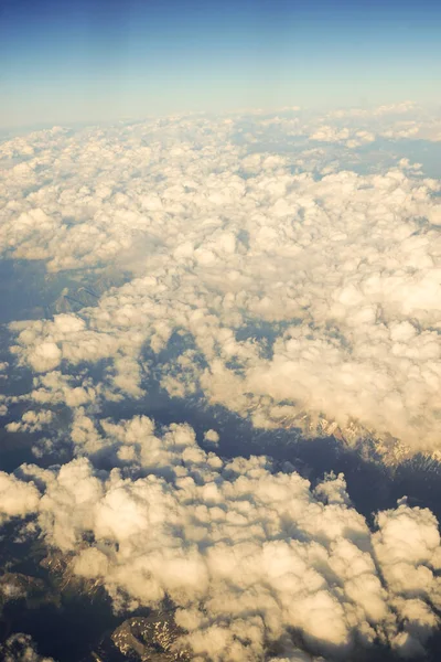 Nubes Sobre Montañas Austríacas Cubiertas Nieve Vistas Desde Una Ventana — Foto de Stock