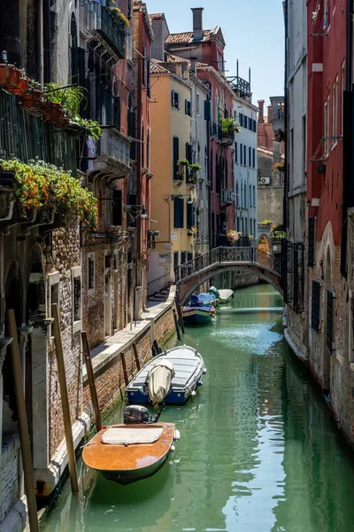 Italia Venecia Barcos Atracados Canal Medio Construcciones Ciudad — Foto de Stock