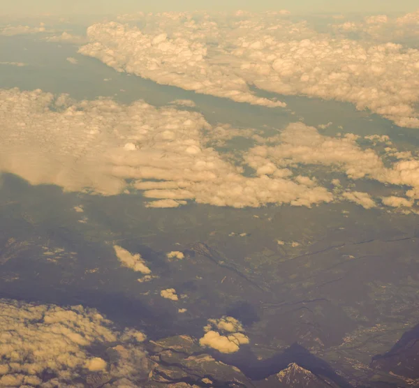 Pilvet Lumipeitteisten Itävallan Alppien Yllä Lentokoneen Ikkunasta Katsottuna Eurooppa — kuvapankkivalokuva