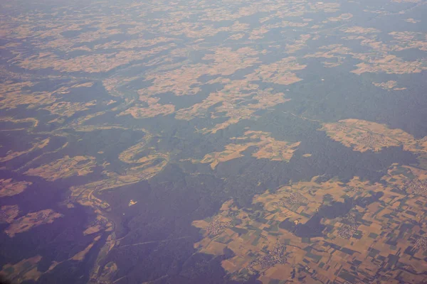 ヴェネツィアからヨーロッパのスキポールまでの飛行機の窓から見た地球の陸塊の眺め — ストック写真