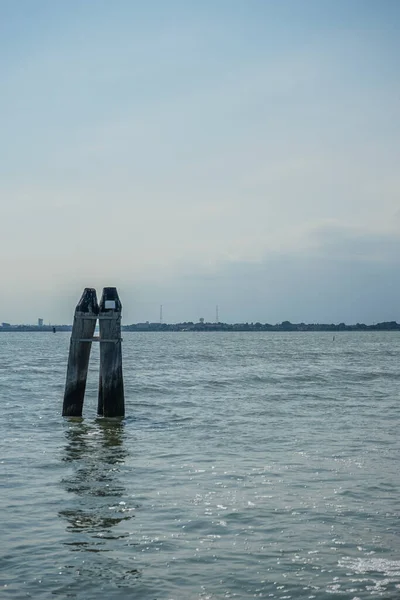 Italien Venedig Eine Gruppe Von Holzhechten Die Neben Einem Gewässer — Stockfoto