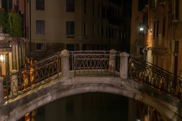 Italië Venetië Een Brug Met Een Gebouw Achtergrond Nachts — Stockfoto