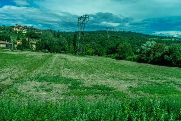 ヨーロッパ イタリア フィレンツェからピサへ電車 背景に木のある大きな緑のフィールド — ストック写真