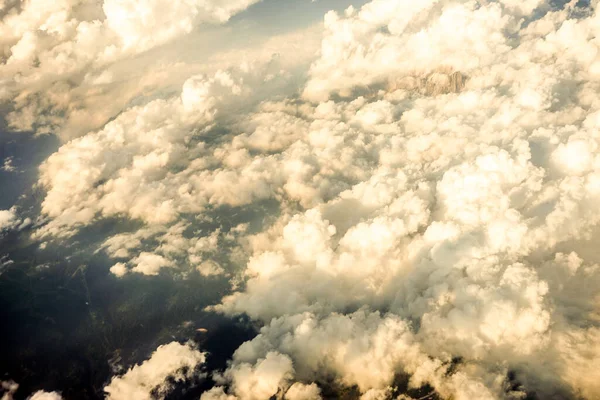 Moln Över Snöklädda Österrikiska Alperna Sett Från Ett Flygplansfönster Europa — Stockfoto