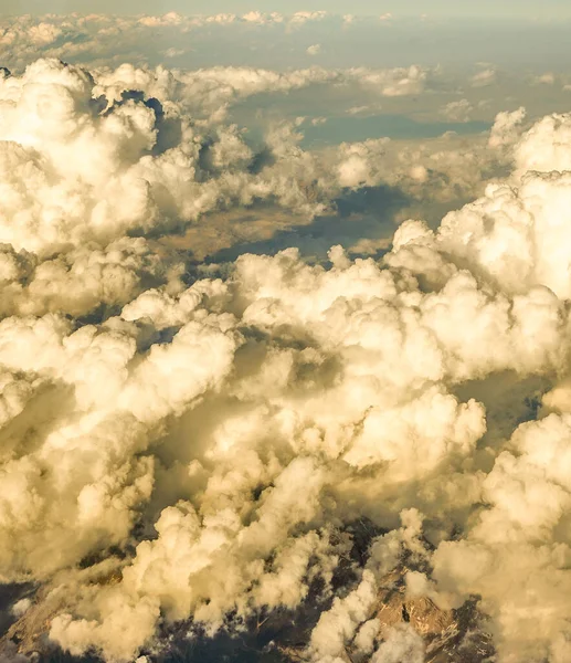 从飞机窗口看到的覆盖着积雪的乌云覆盖了奥地利阿尔卑斯山 — 图库照片