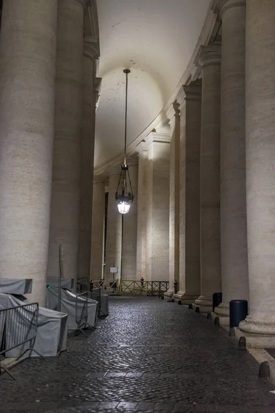 Empty Walking Passage Large White Pillars — Stock Photo, Image