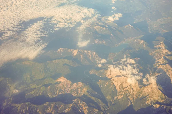 Nubes Sobre Montañas Austríacas Cubiertas Nieve Vistas Desde Una Ventana —  Fotos de Stock