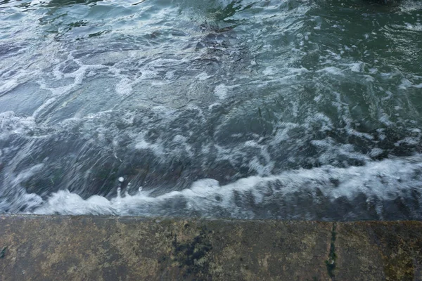 Europa Italien Venedig Ein Großer Wasserfall Über Etwas Wasser — Stockfoto