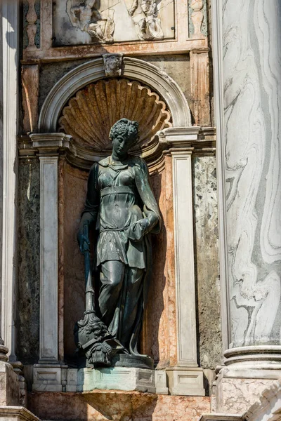 Europa Italien Venedig Eine Statue Vor Der Tür — Stockfoto