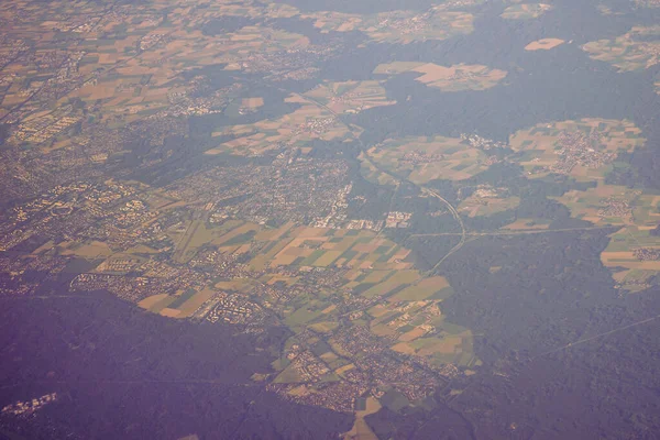 ヴェネツィアからヨーロッパのスキポールまでの飛行機の窓から見た地球の陸塊の眺め — ストック写真