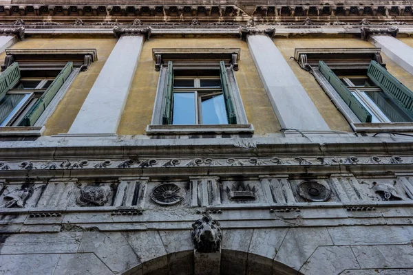 Avrupa Talya Venedik Saati Olan Büyük Bir Taş Bina — Stok fotoğraf