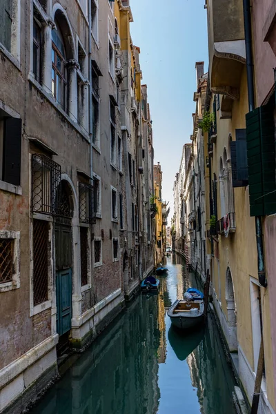 Europa Italia Venecia Barcos Atracados Canal Medio Construcciones Ciudad — Foto de Stock