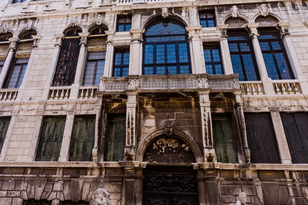 Europa Italië Venetië Een Groot Stenen Beeld Voor Een Gebouw — Stockfoto